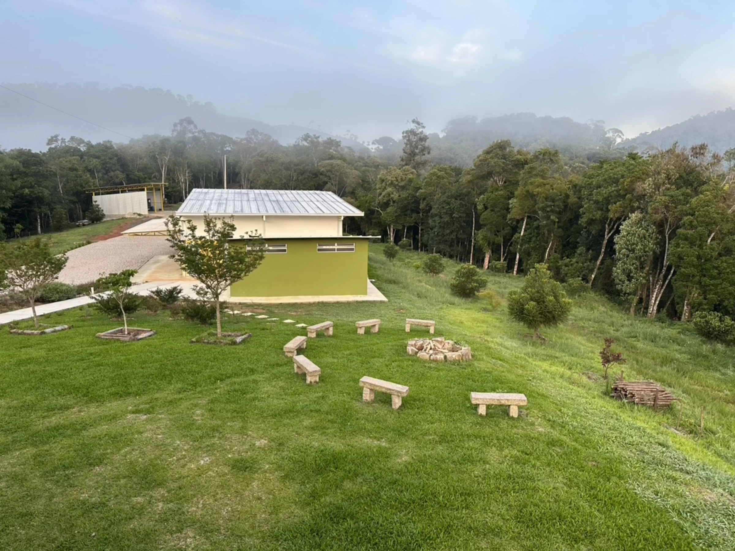 Casa do Mel com fogueira e neblina