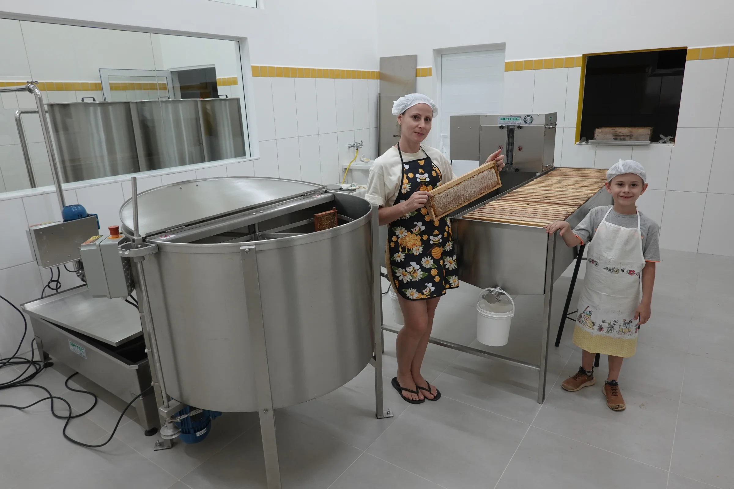 Interior da Casa do Mel com tanques de inox