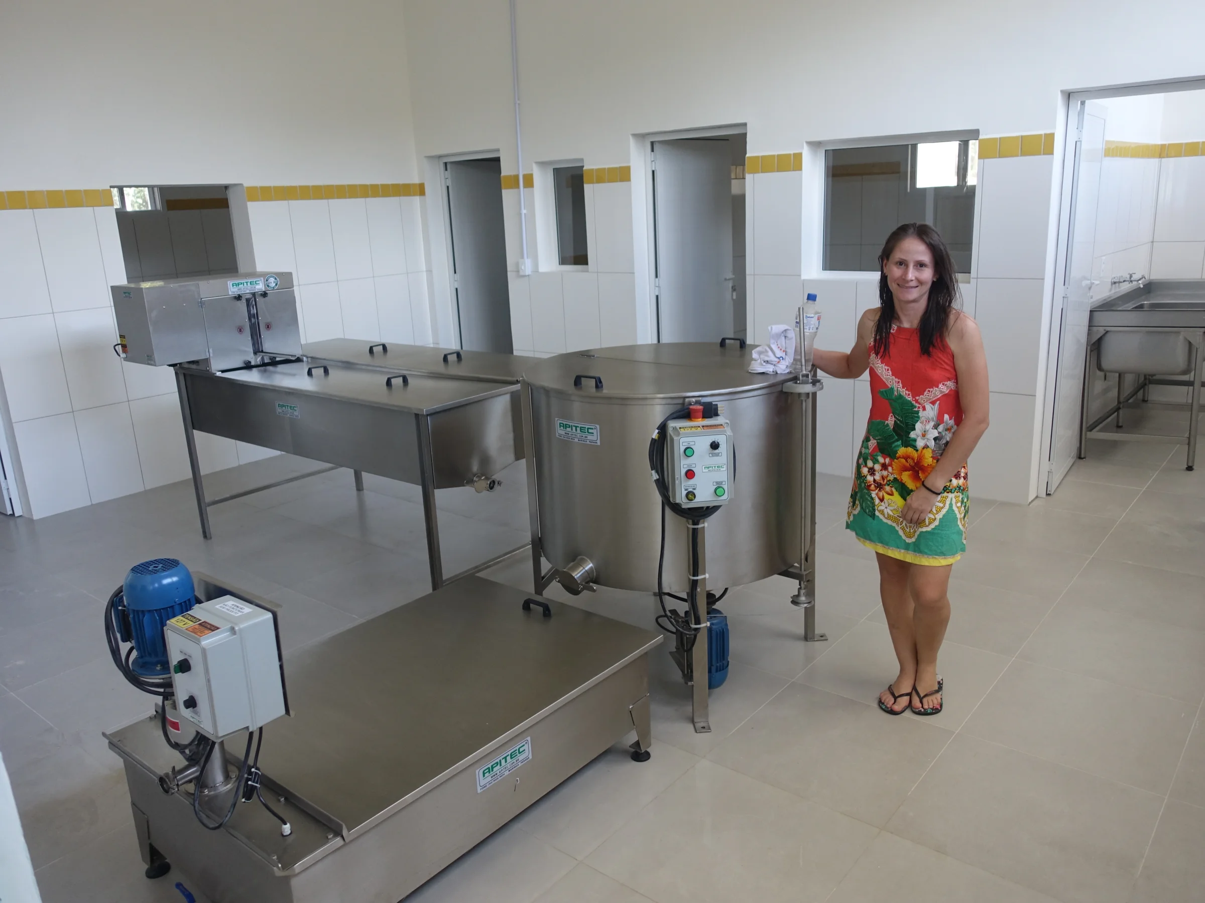 Apicultora junto aos tanques na Casa do Mel