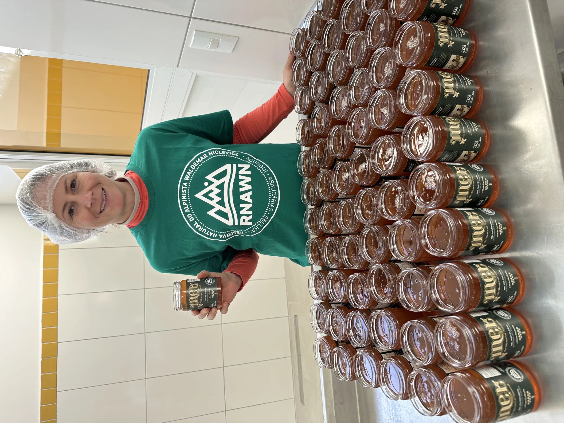 Envase do mel orgânico em potes com a marca da RNAWN