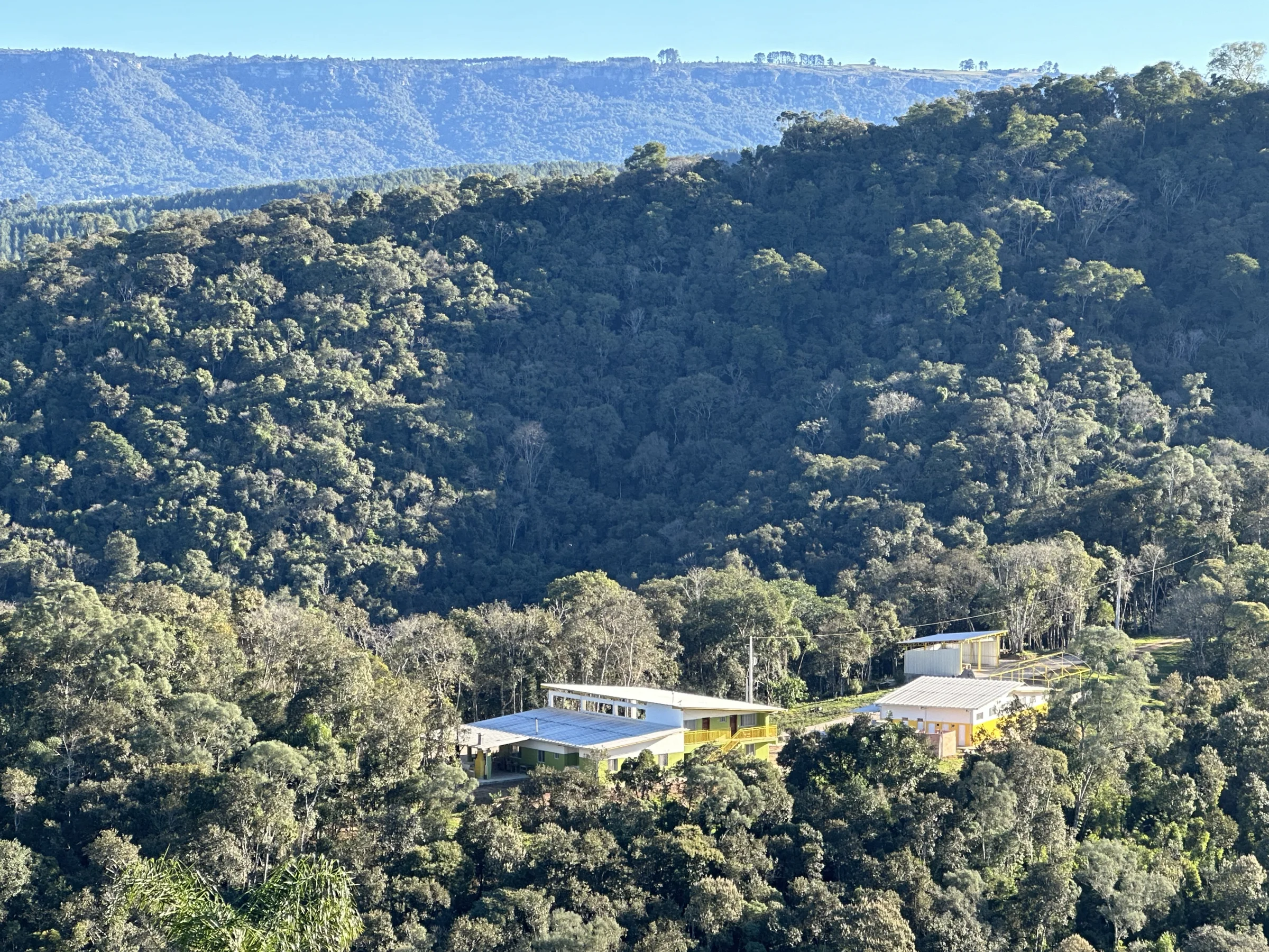 Sede da reserva e serra ao fundo, vista de drone