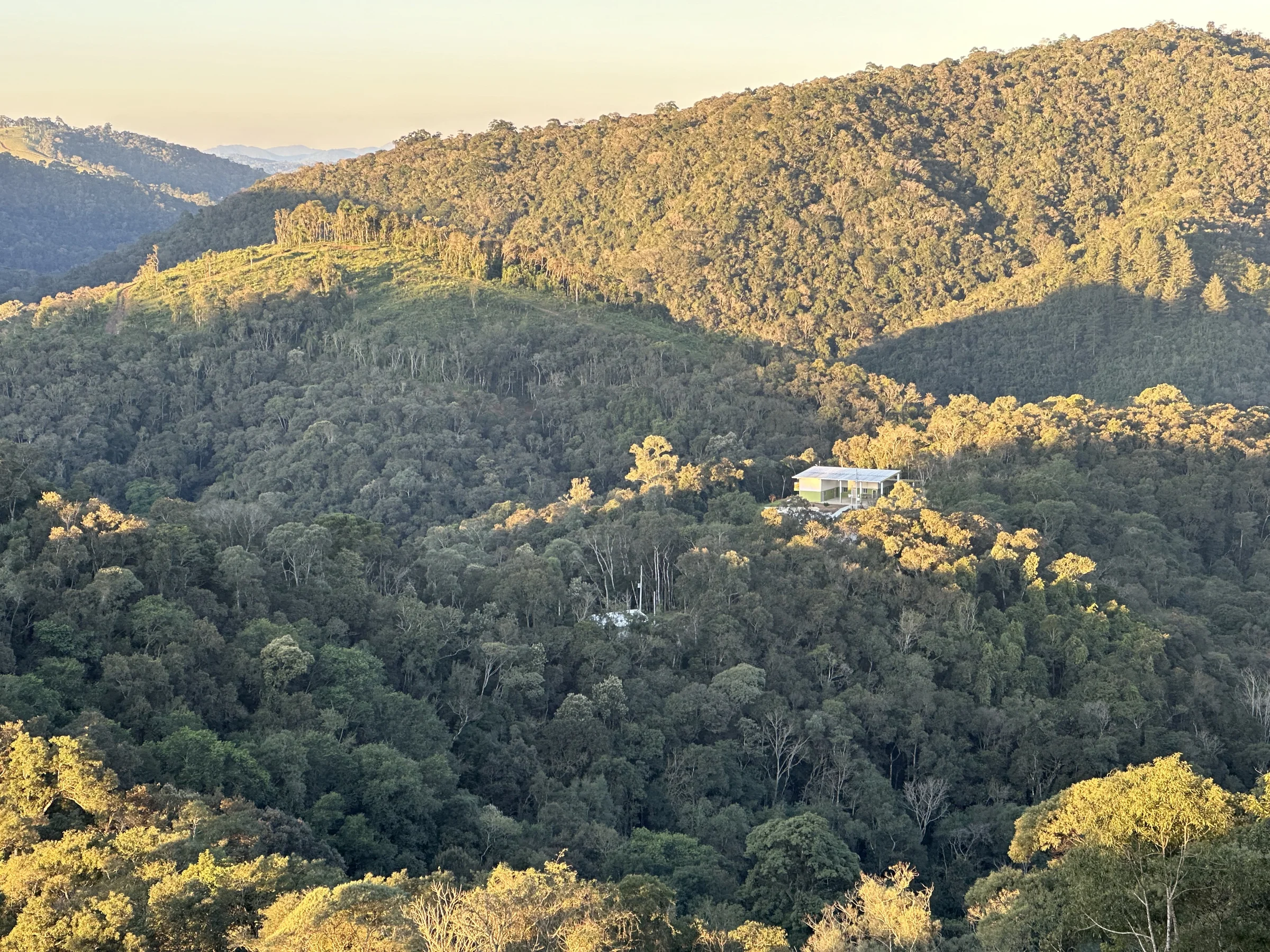 Vista aérea da sede no vale florestado (drone)