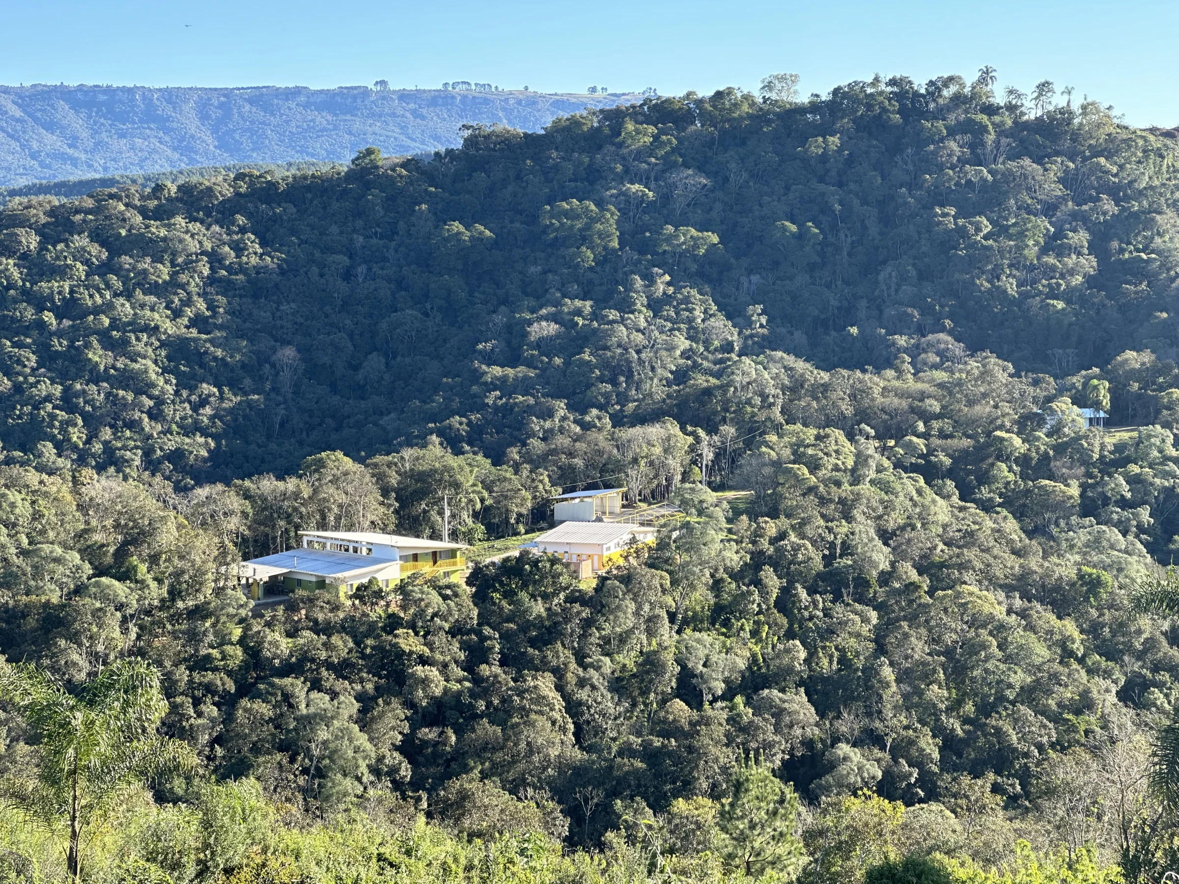Sede e vale de Mata Atlântica vistos por drone