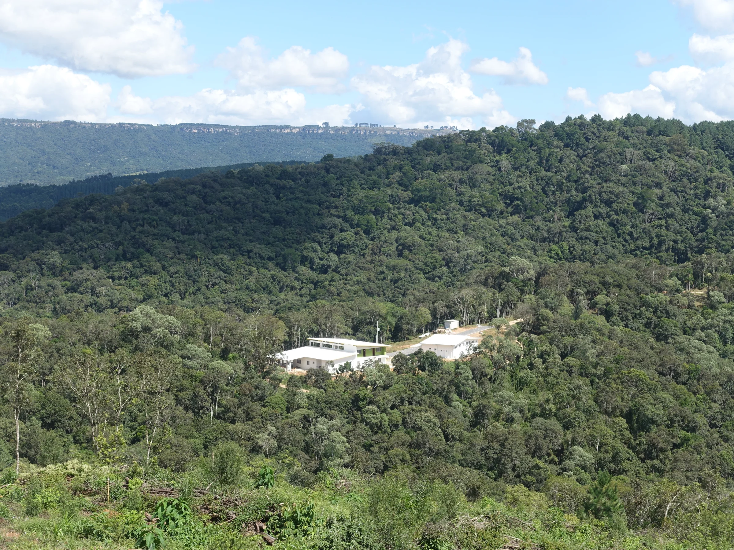 Sede da reserva, vale e escarpa azulada