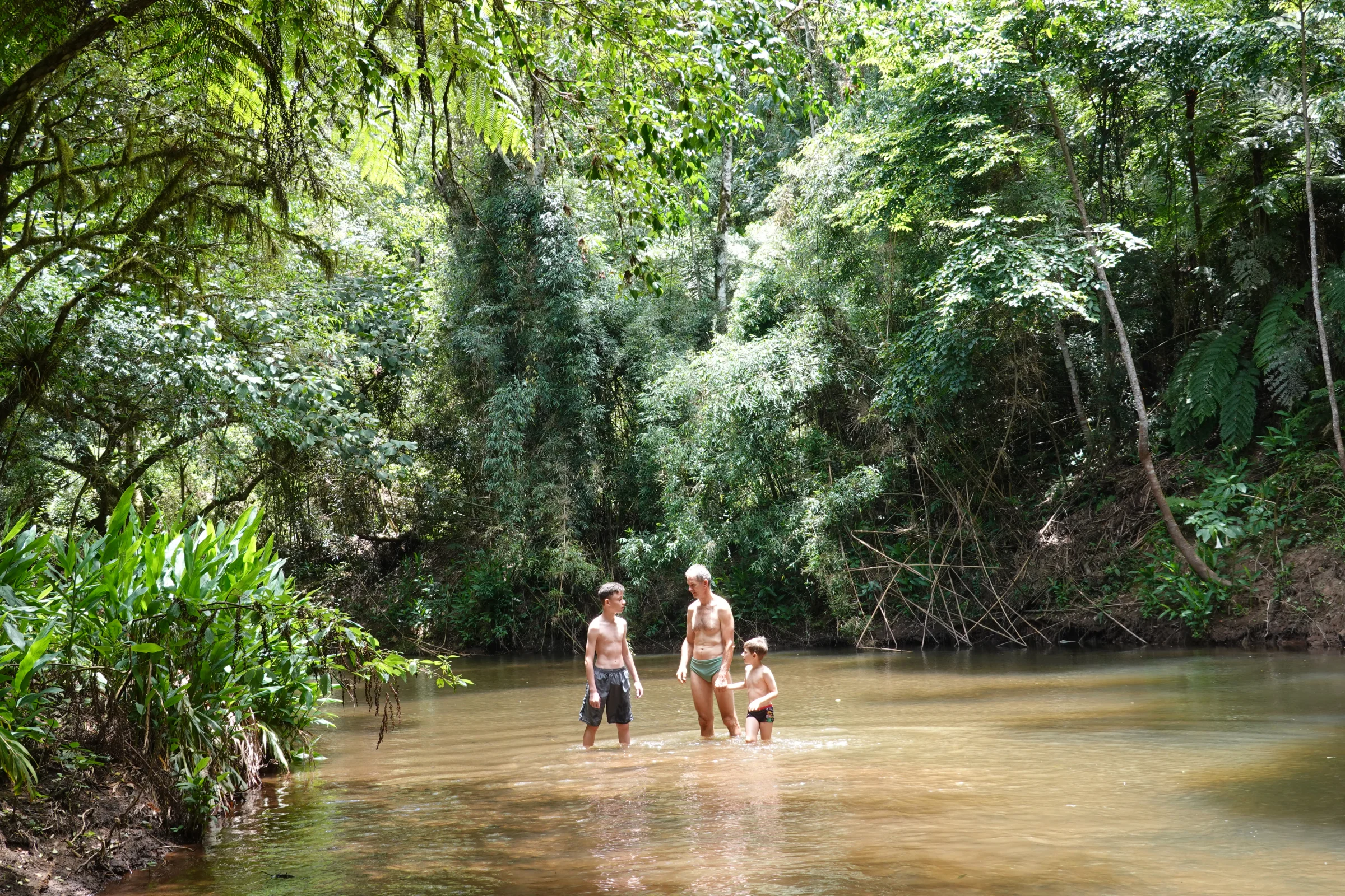 Família banhando-se no rio
