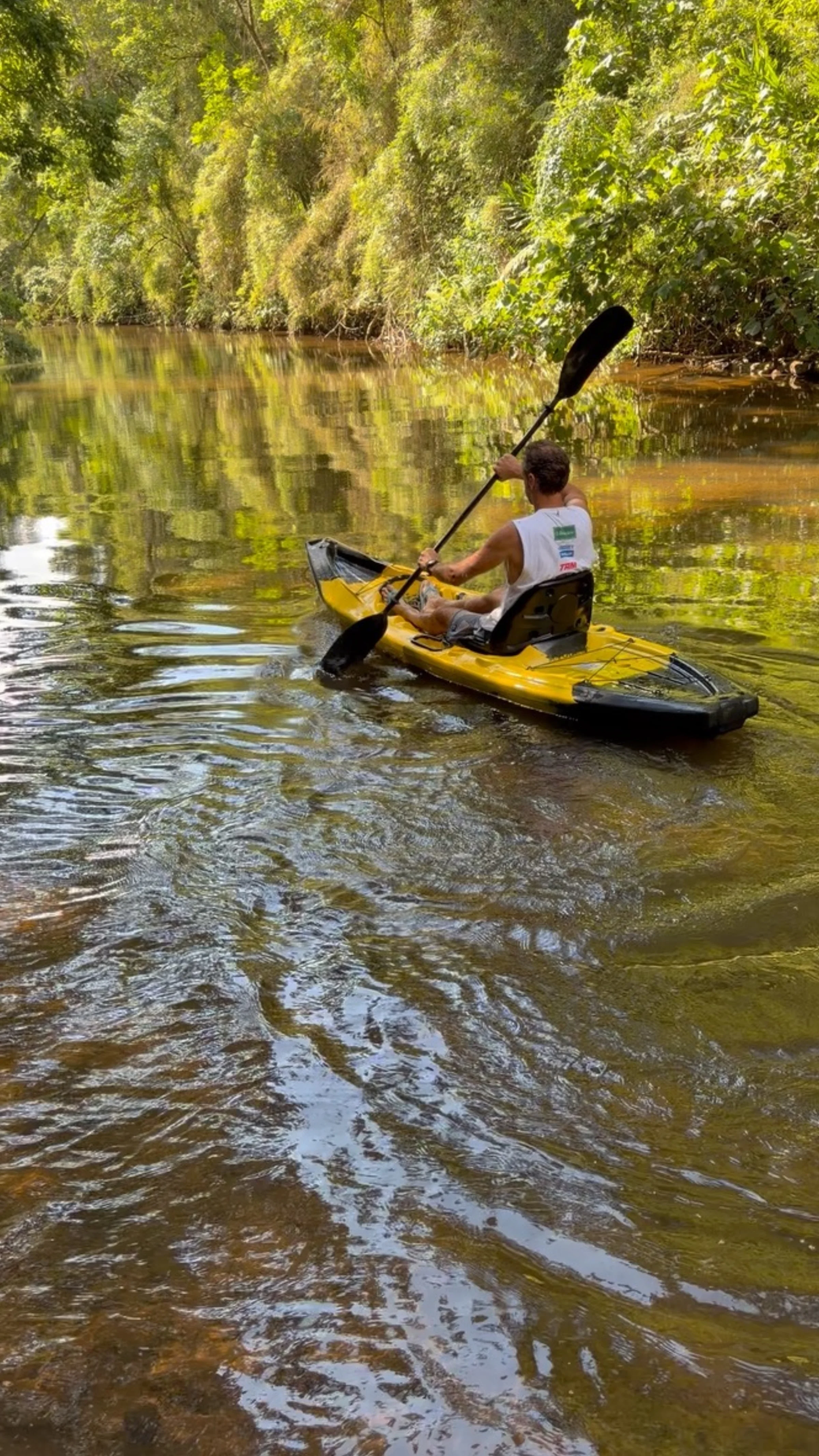 Caiaque amarelo no rio