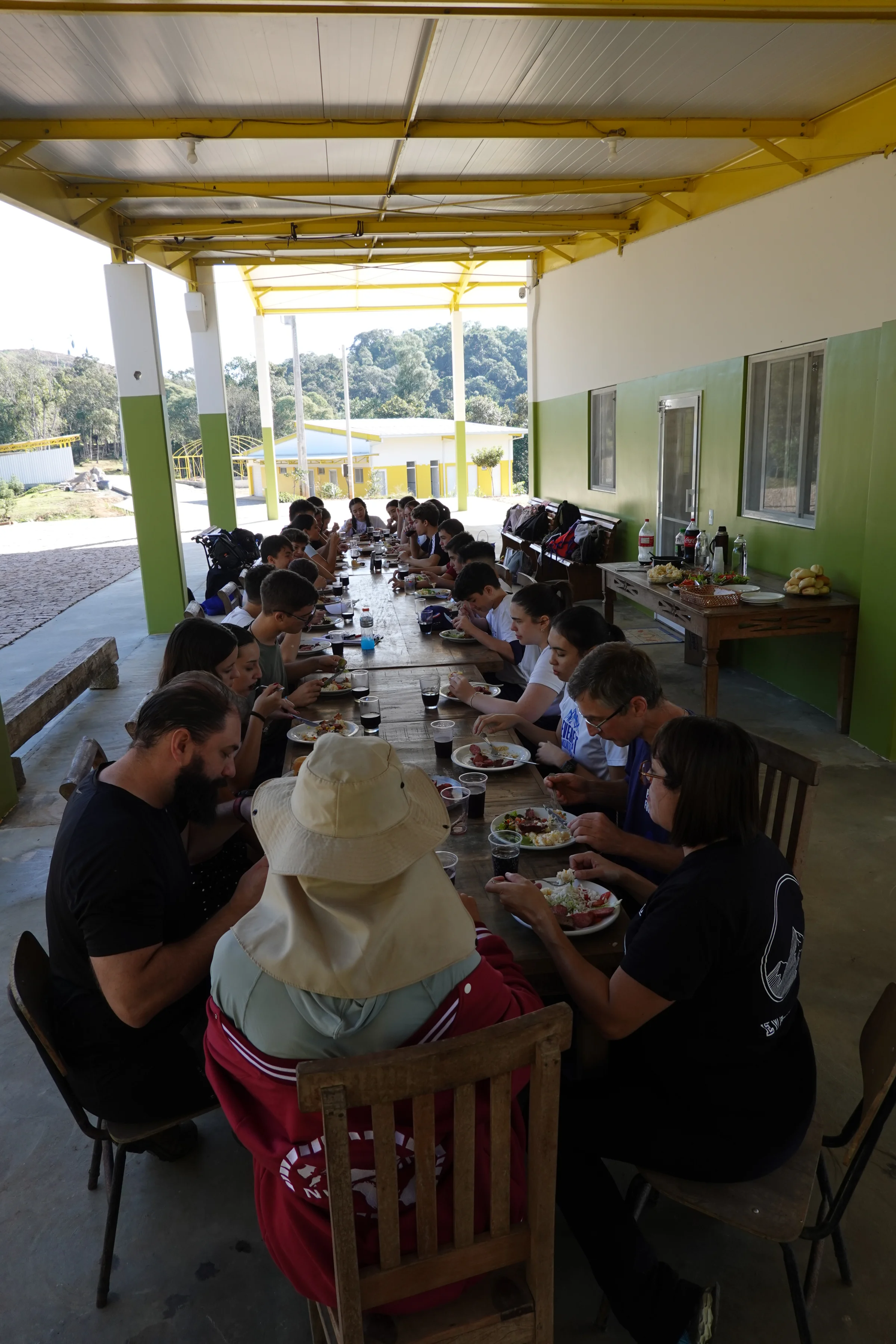 Grupo no refeitório