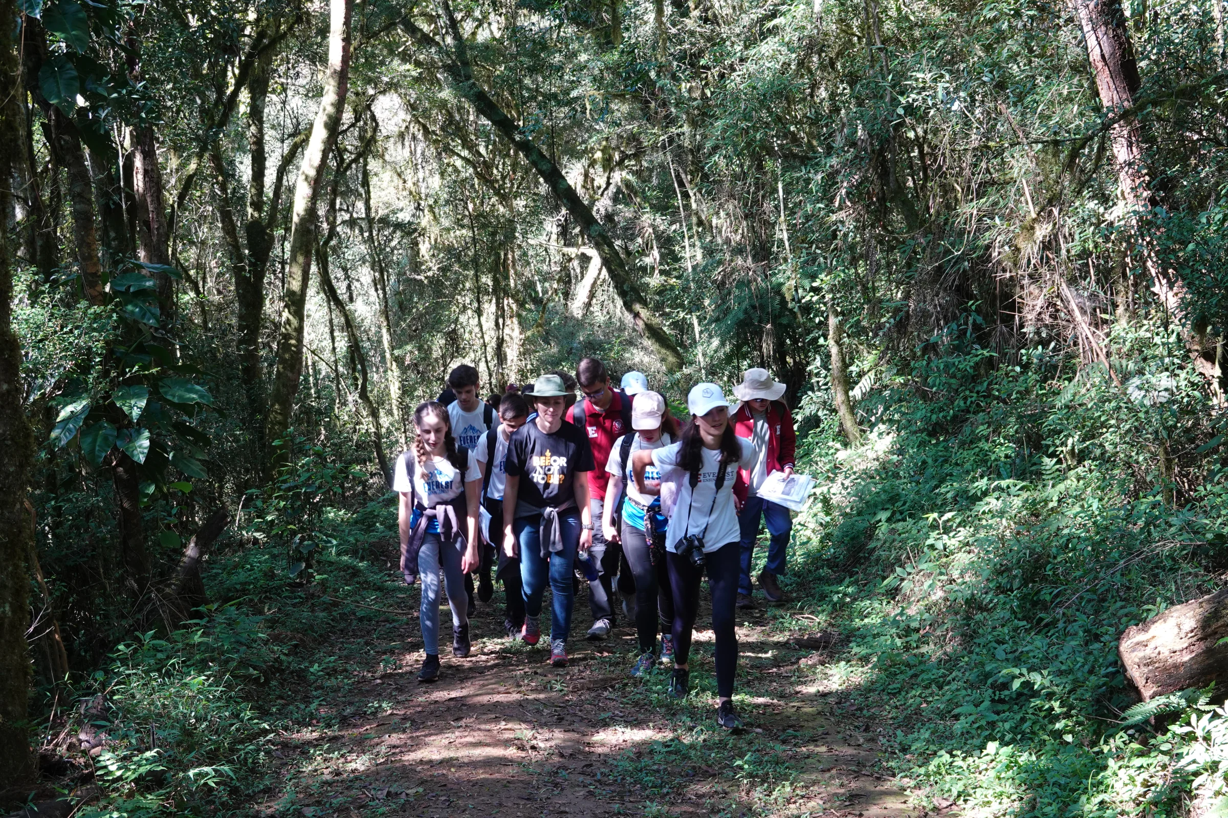 Grupo em trilha sombreada