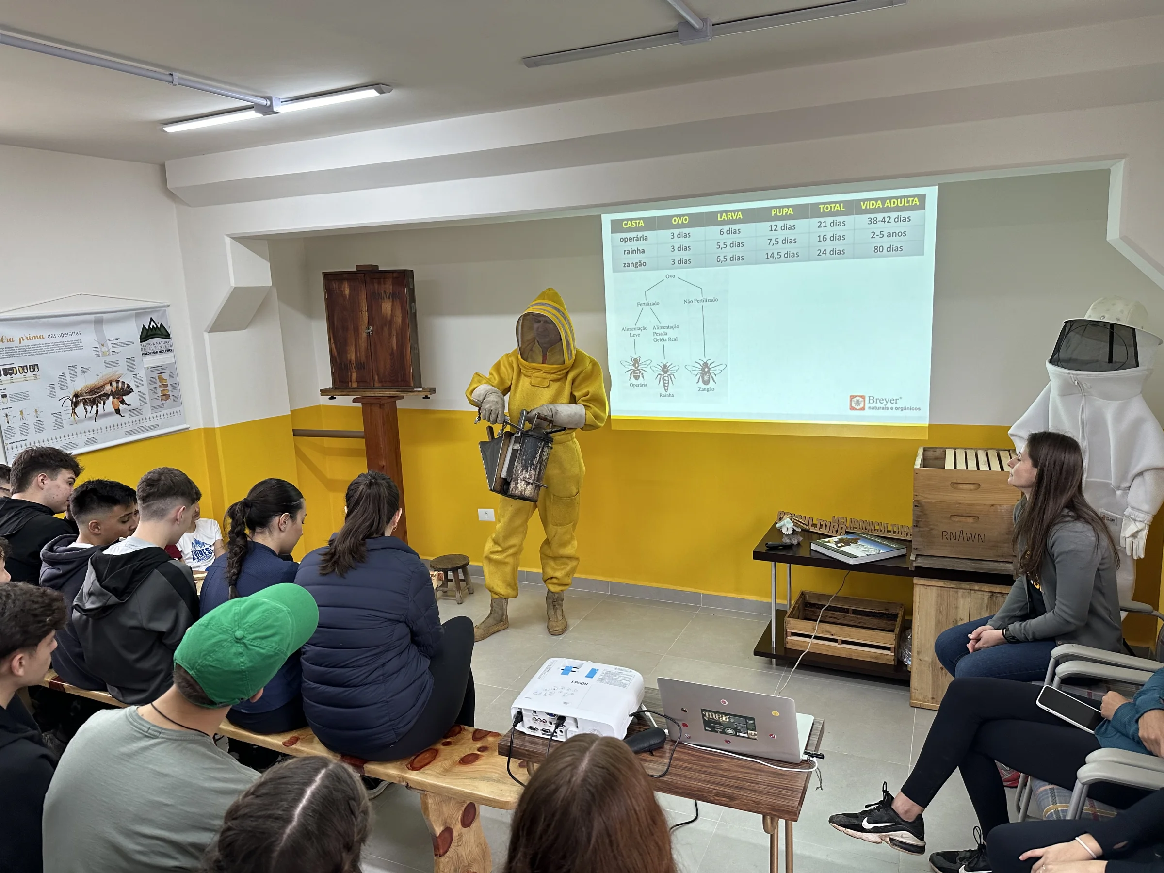 Palestra sobre abelhas para estudantes