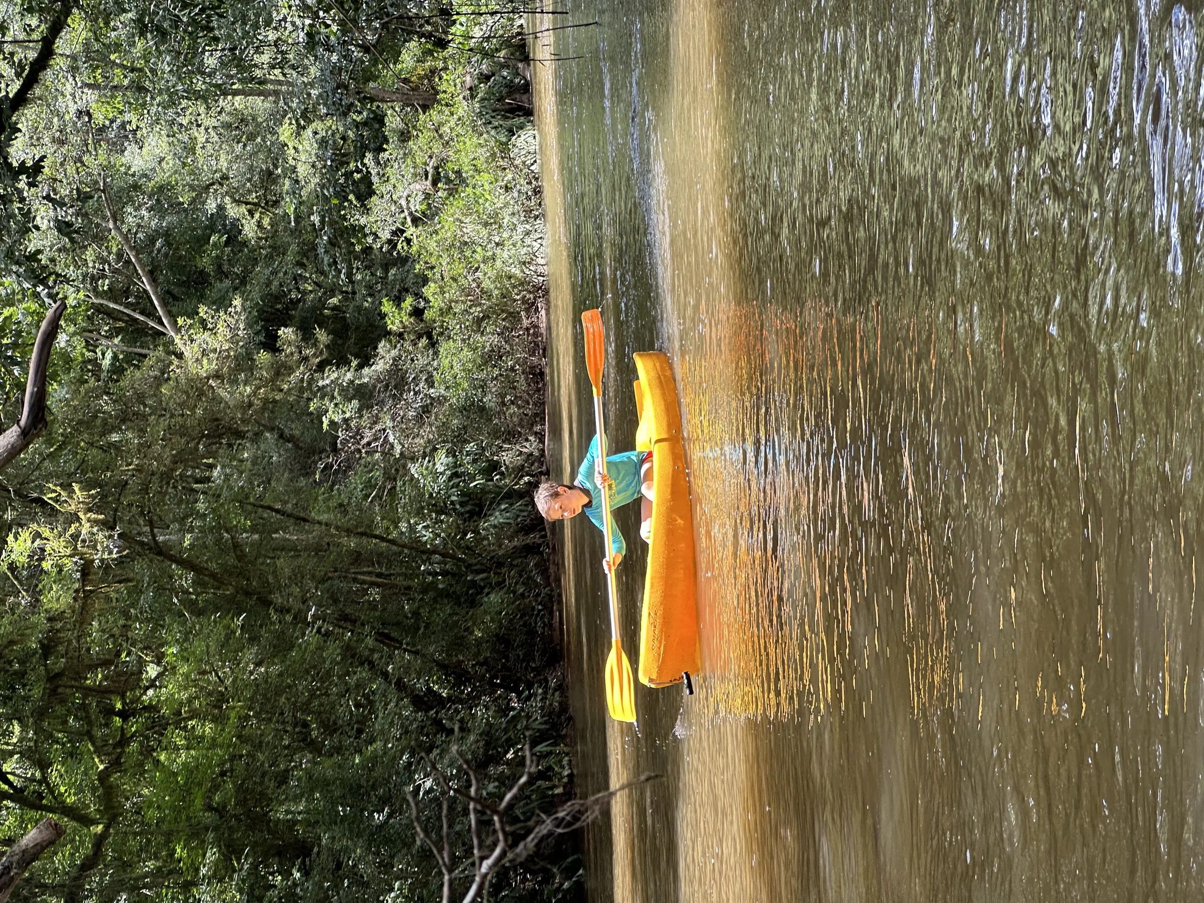 Visitante em caiaque no rio