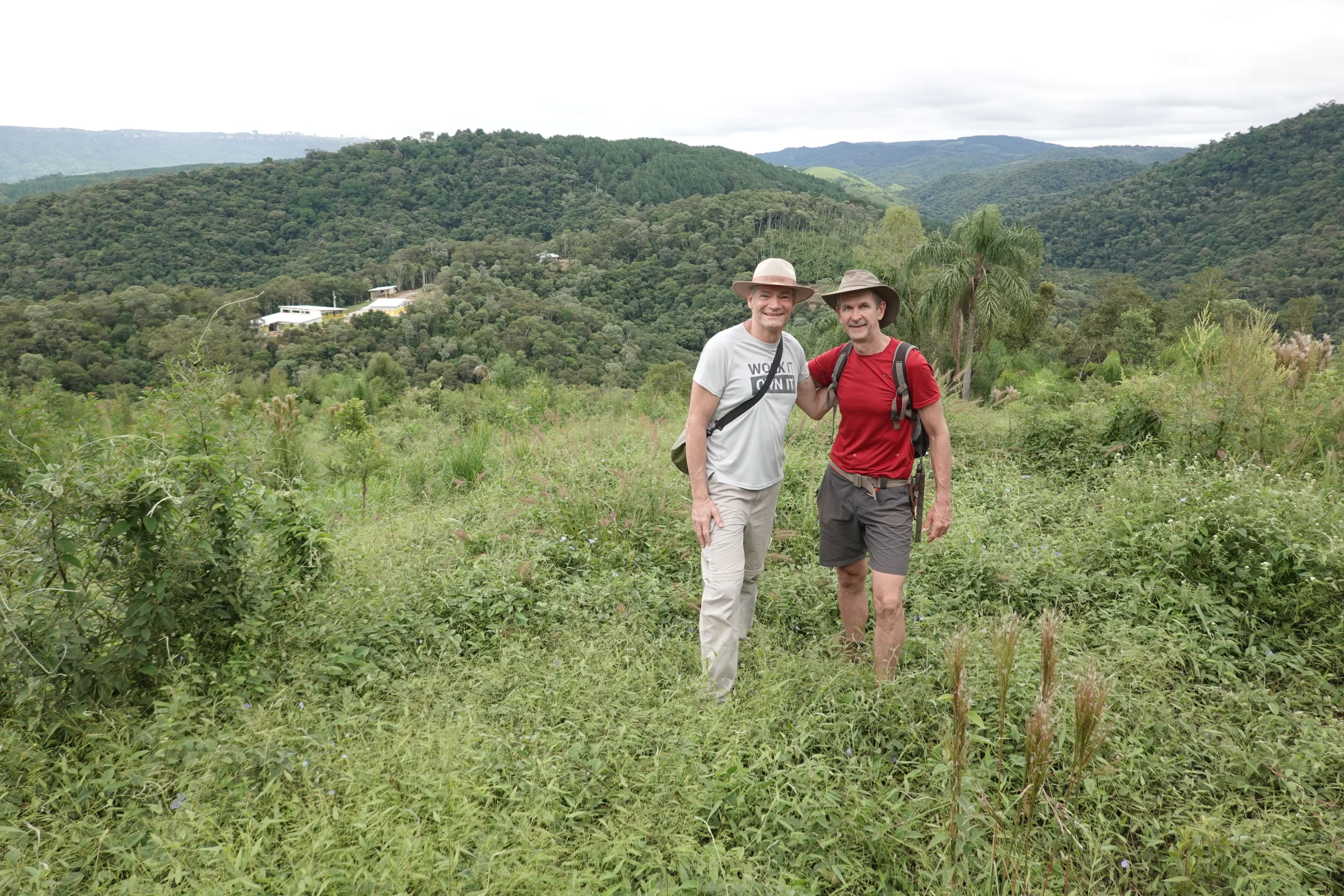 Waldemar e amigo no morro
