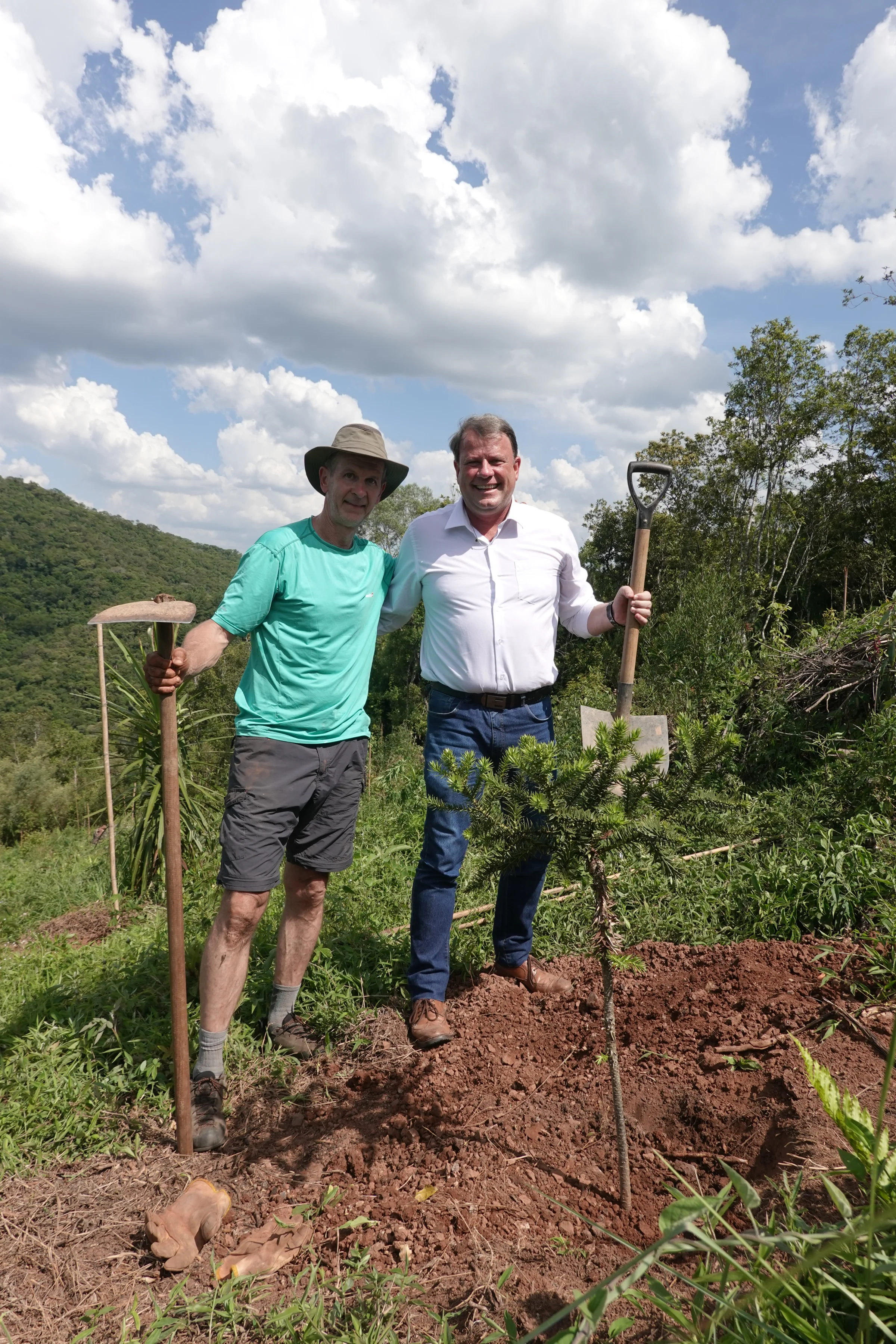 Waldemar com amigo no plantio