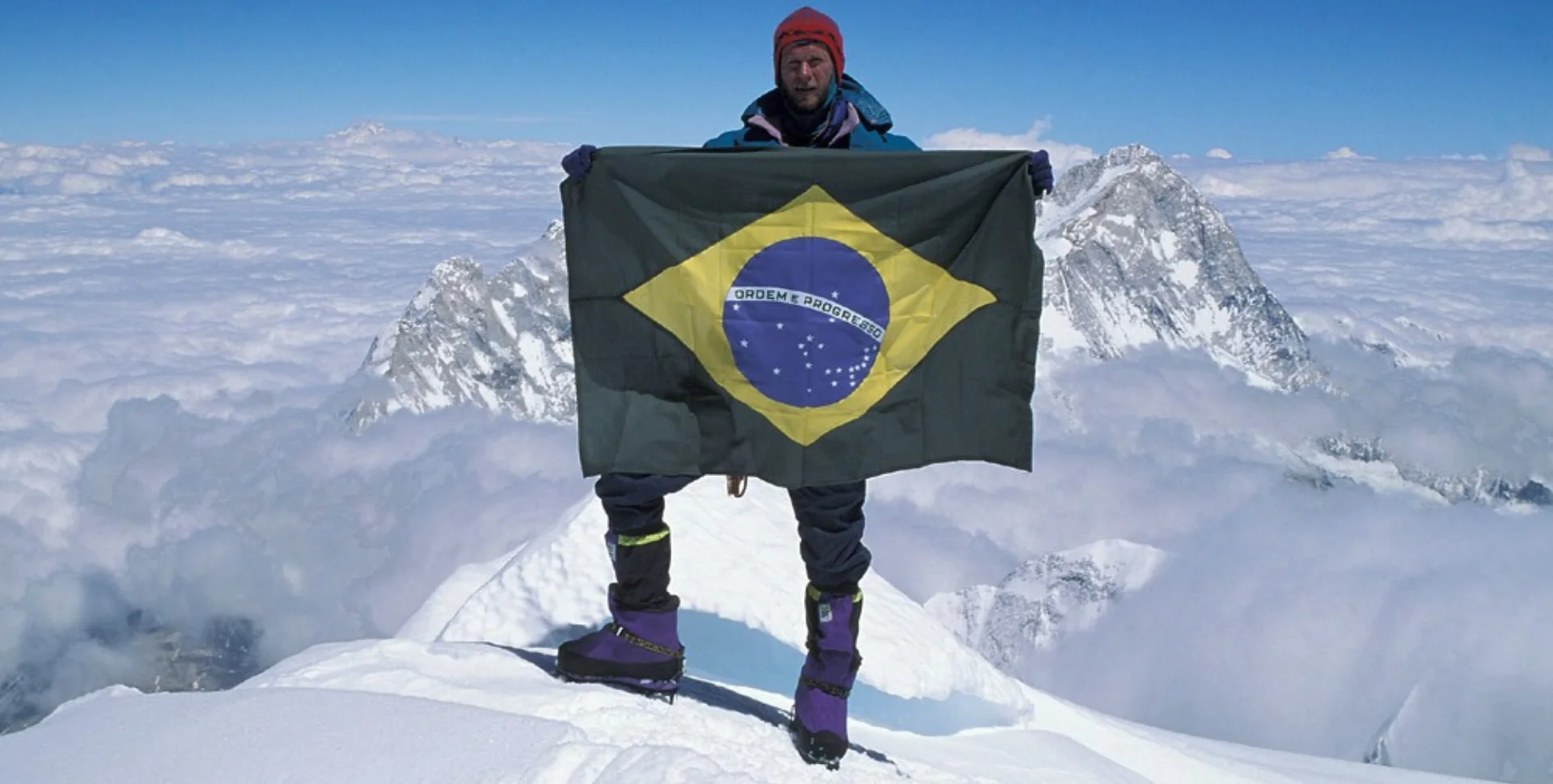 Waldemar Niclevicz no cume do Everest em 1995 — primeira ascensão brasileira