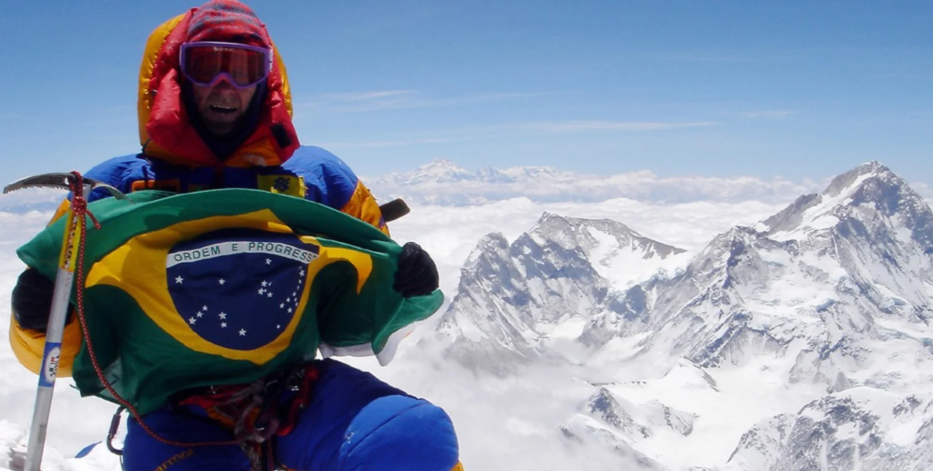Waldemar Niclevicz no cume do Everest em 2005