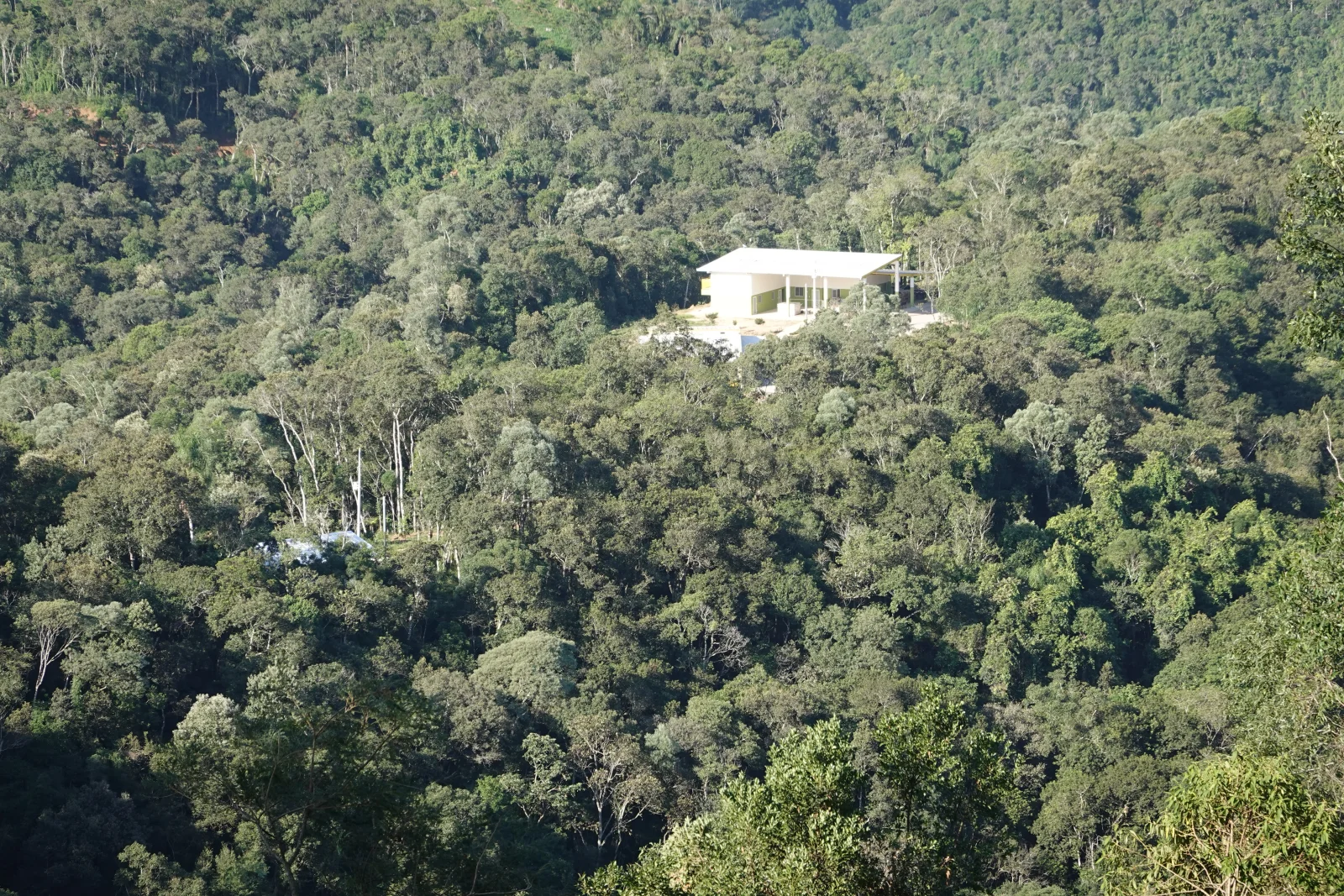 Vista da sede da reserva com a serra ao fundo