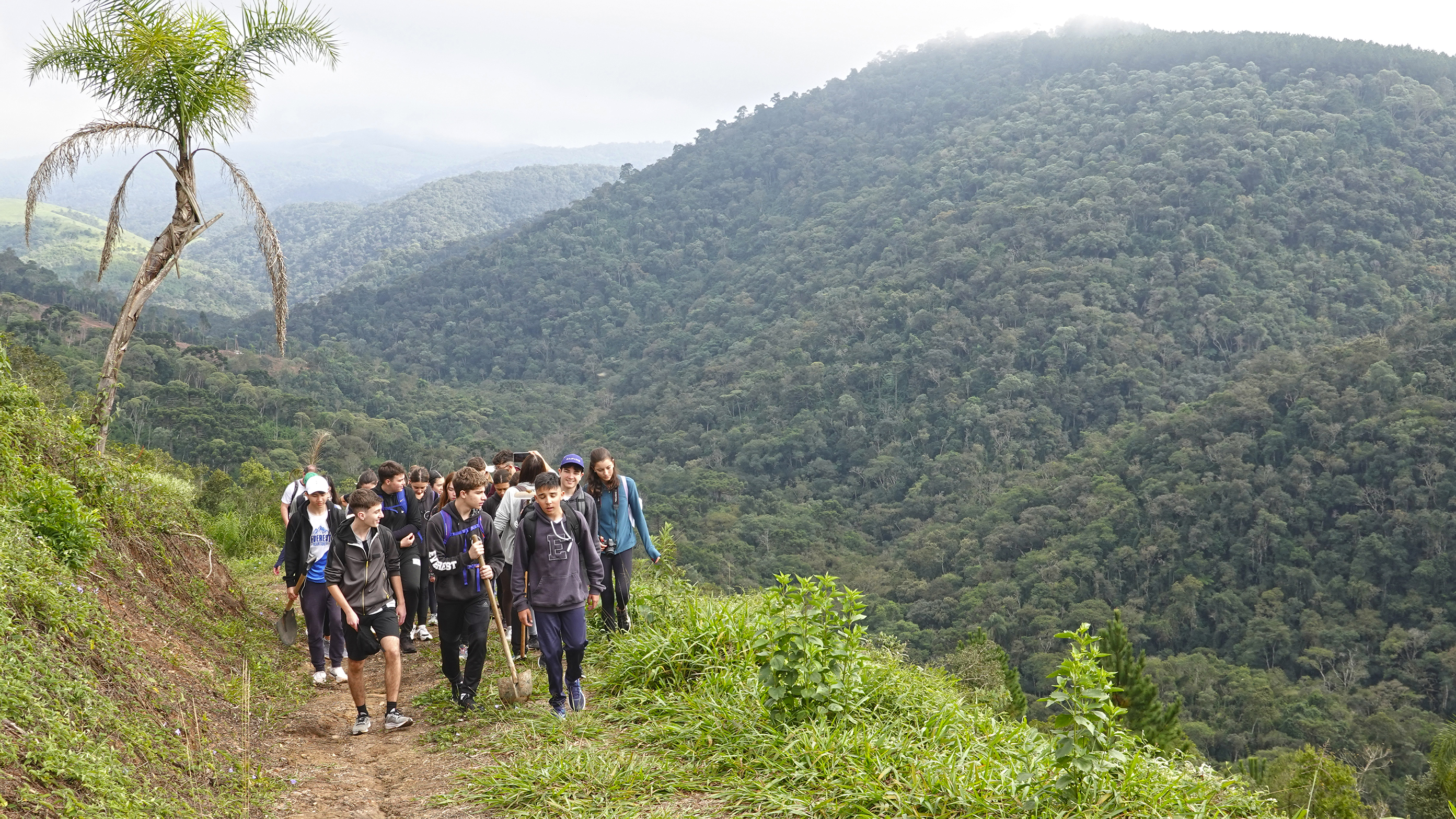 Alunos do Ensino Médio em aula de campo na Reserva Natural.